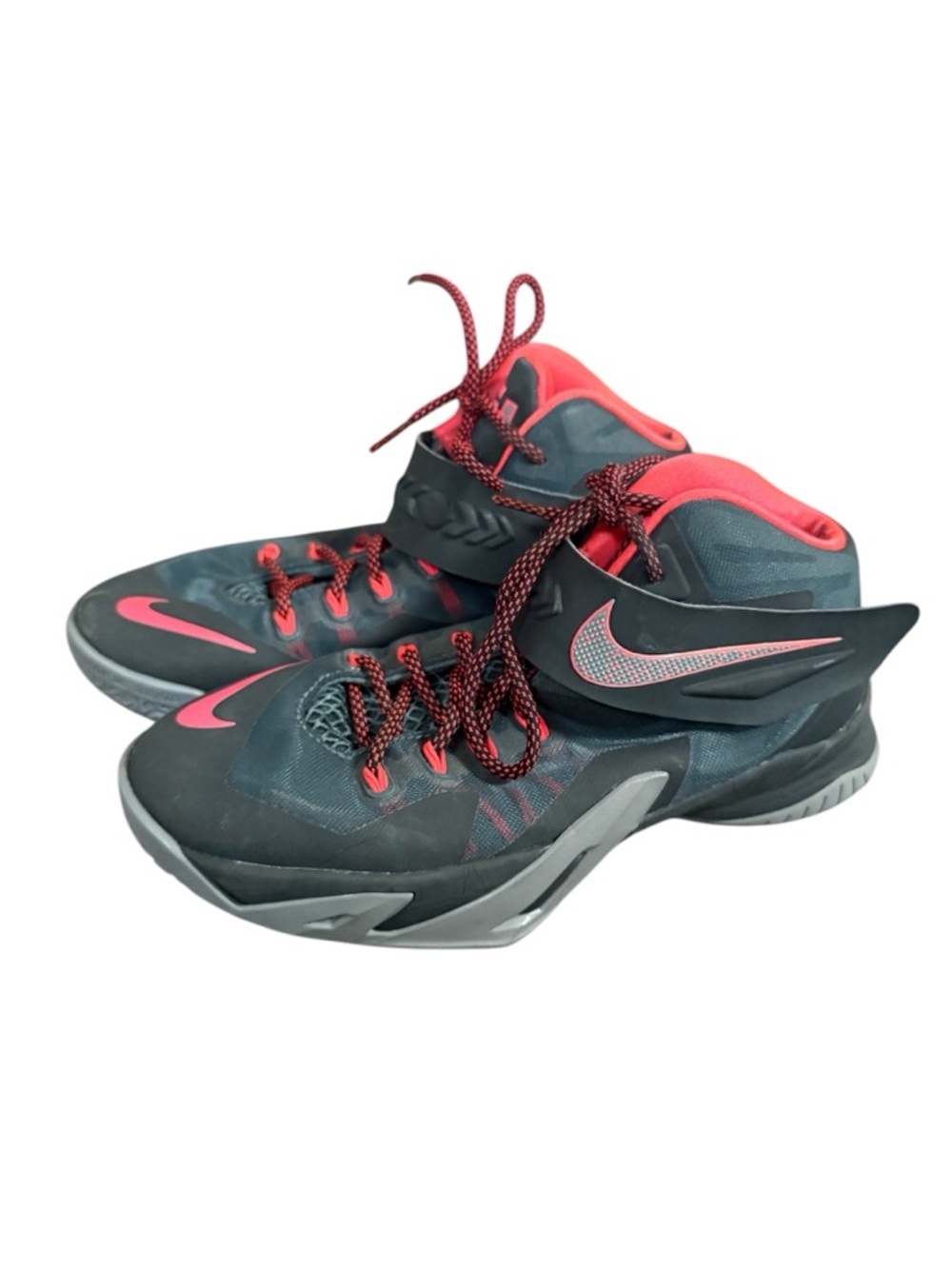 Nike LeBron James Youth Basketball Shoe - Picture 4 of 7